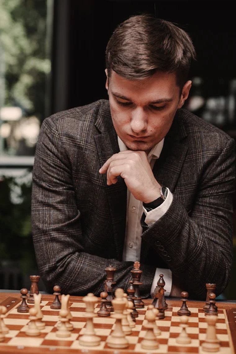 Arcymistrz Daniel Sadzikowski przy szachownicy